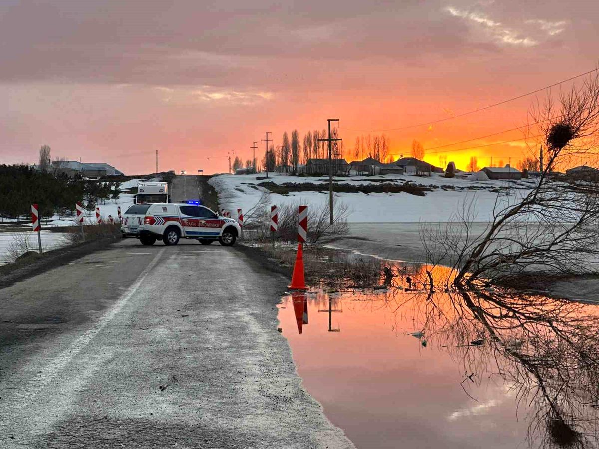 Karayazı'da gölet taştı, yol ulaşıma kapatıldı
