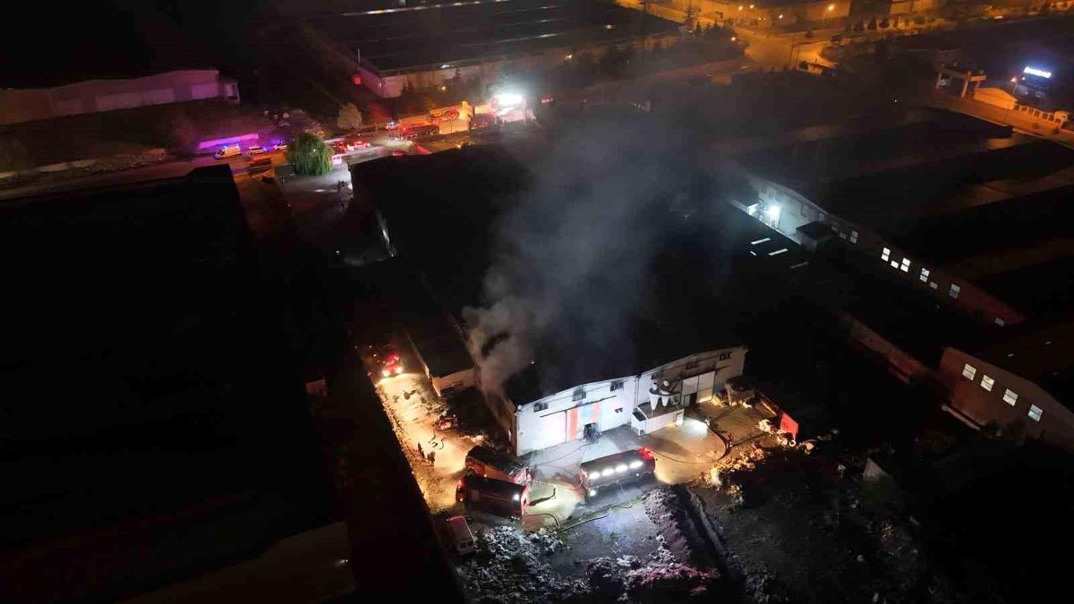 Kayseri'de sünger fabrikasında yangın