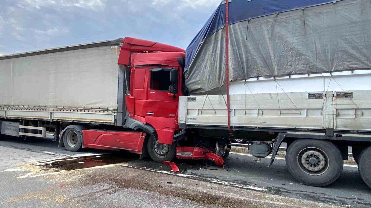 Kocaeli TEM'de 6 tır birbirine girdi: Ankara yönü trafiğe kapandı
