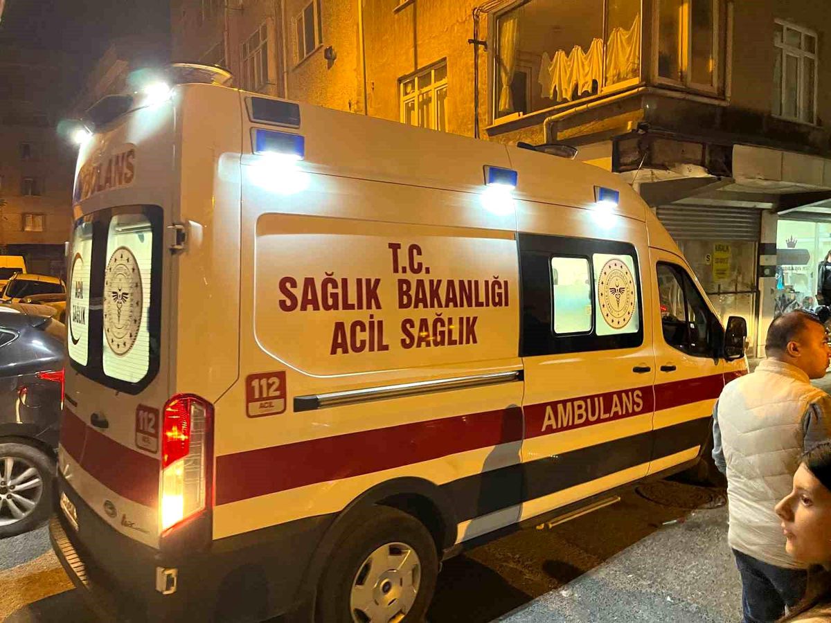 Küçükçekmece'de polis ekiplerinden kaçmaya çalışan motosikletli şahıslar kaza yaptı