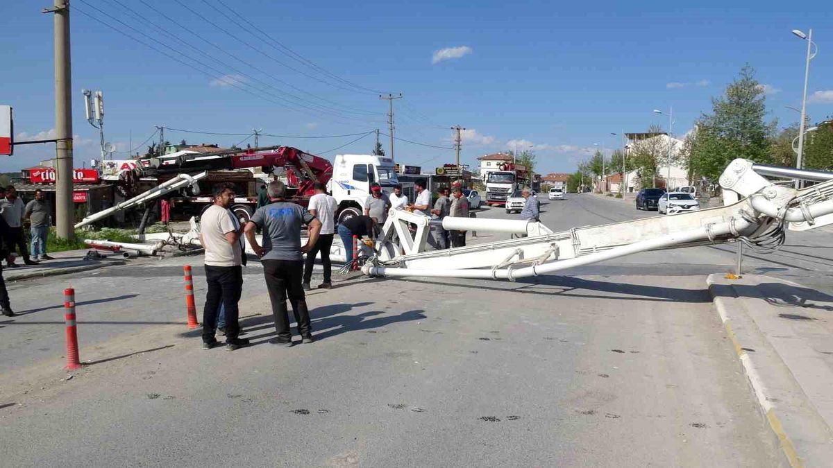 Malatya'da beton pompası devrildi, faciadan dönüldü