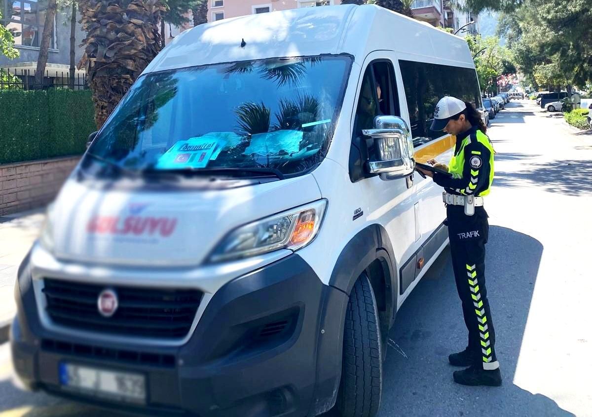 Manisa'da okul çevrelerine sıkı trafik denetimi: 9 sürücüye ceza