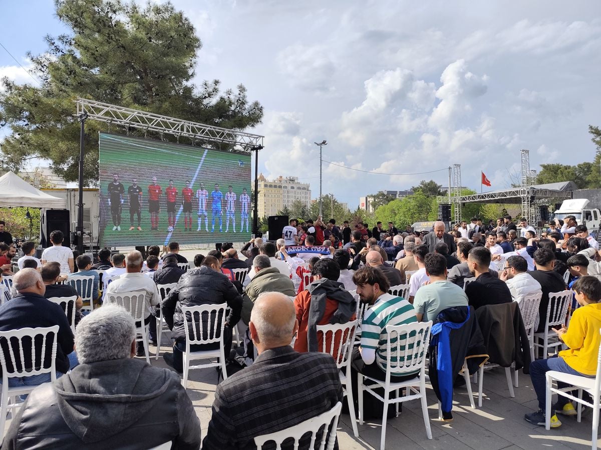 Mardin'de taraftar, play-off maçını dev ekrandan izledi