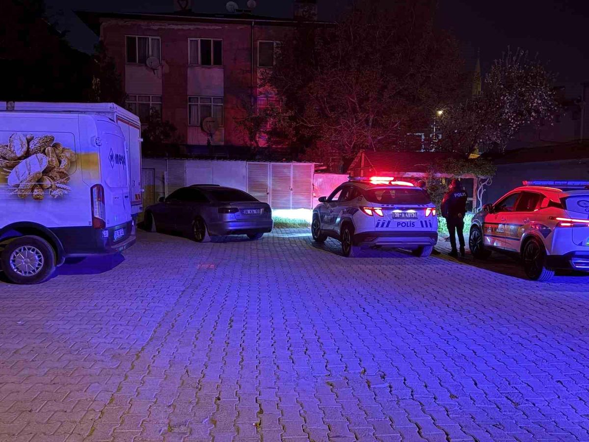 Polis ihtarına uymayan sürücü otoparka sıkıştı