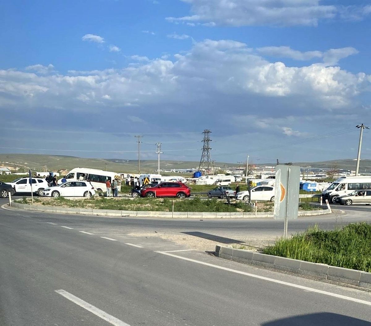 Otomobil ile işçi servisi çarpıştı: 6 yaralı