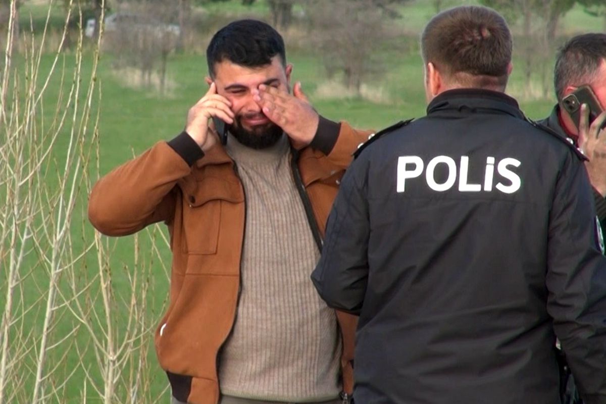 Otomobili alev alan sürücü gözyaşlarını tutamadı