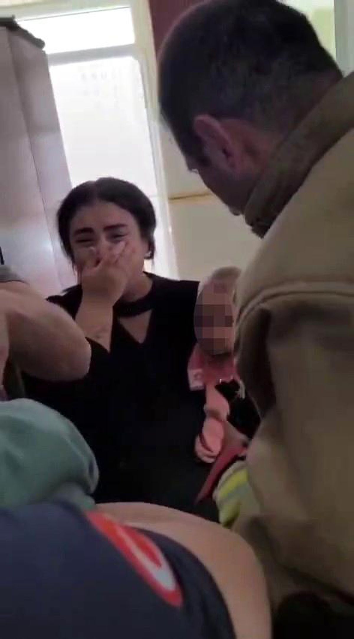 Parmağı sıkışan çocuğun korku dolu ağlayışı anneyi gözyaşı içerisinde bıraktı