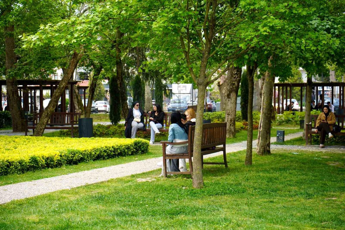Sakarya'da güneşli havayı fırsat bilen vatandaşlar park ve caddelere akın etti