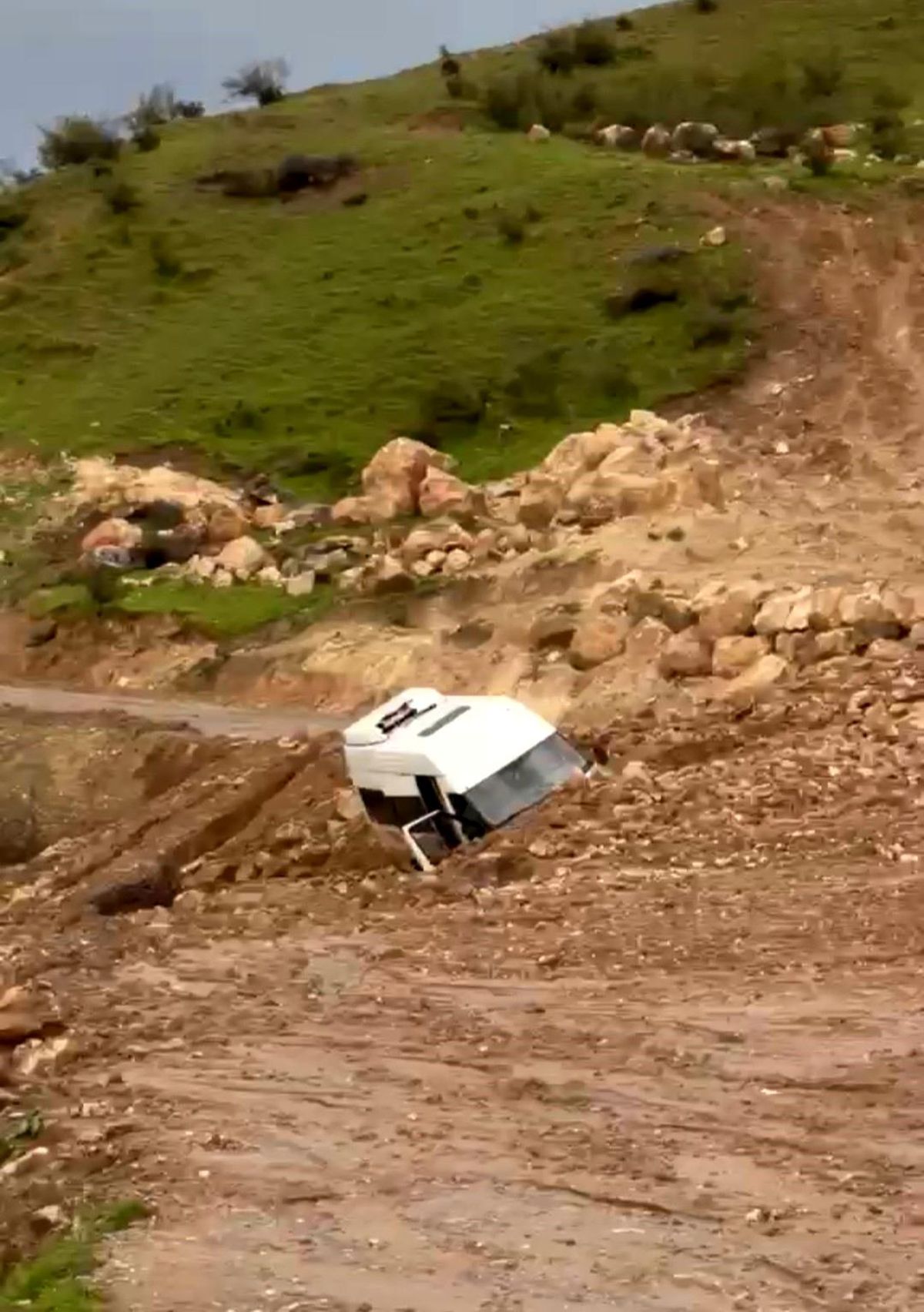 Siirt'te heyelan: Minibüs mahsur kaldı