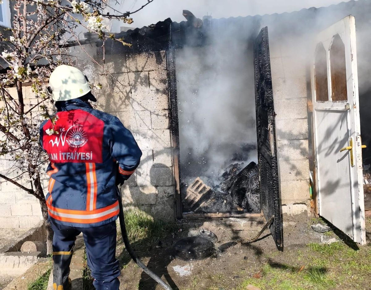 Tuşba'da odunluk yangını