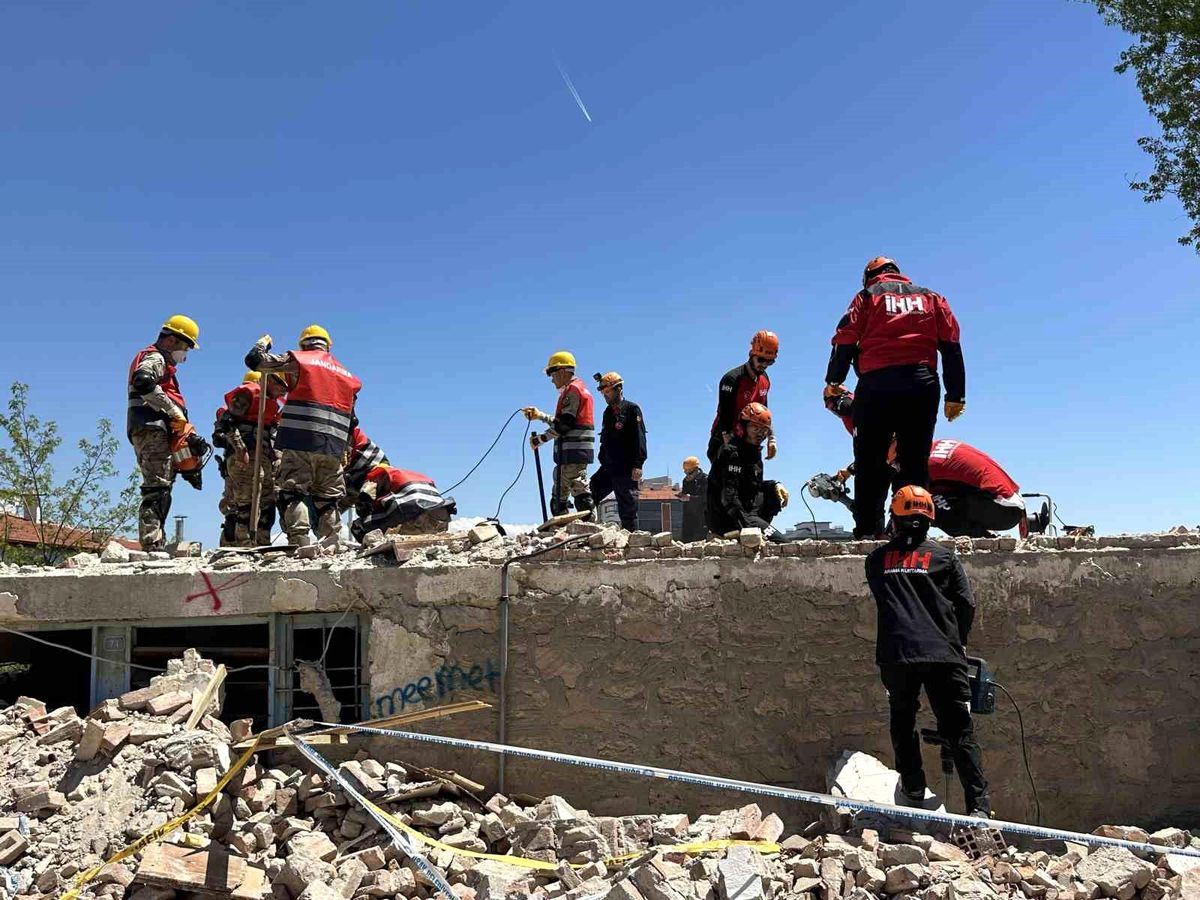 Uşak'ta gerçeği aratmayan deprem tatbikatı gerçekleştirildi