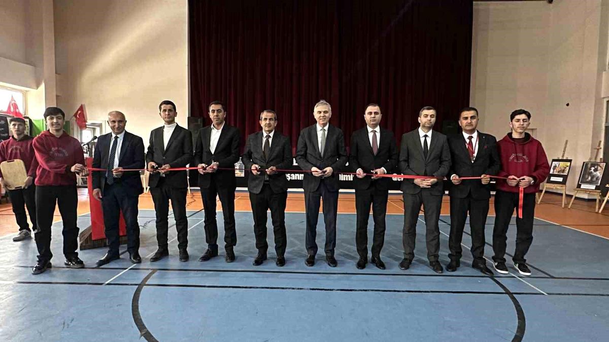 "Vakti Kuşanmak" il sergisi Yüksekova'da düzenlendi