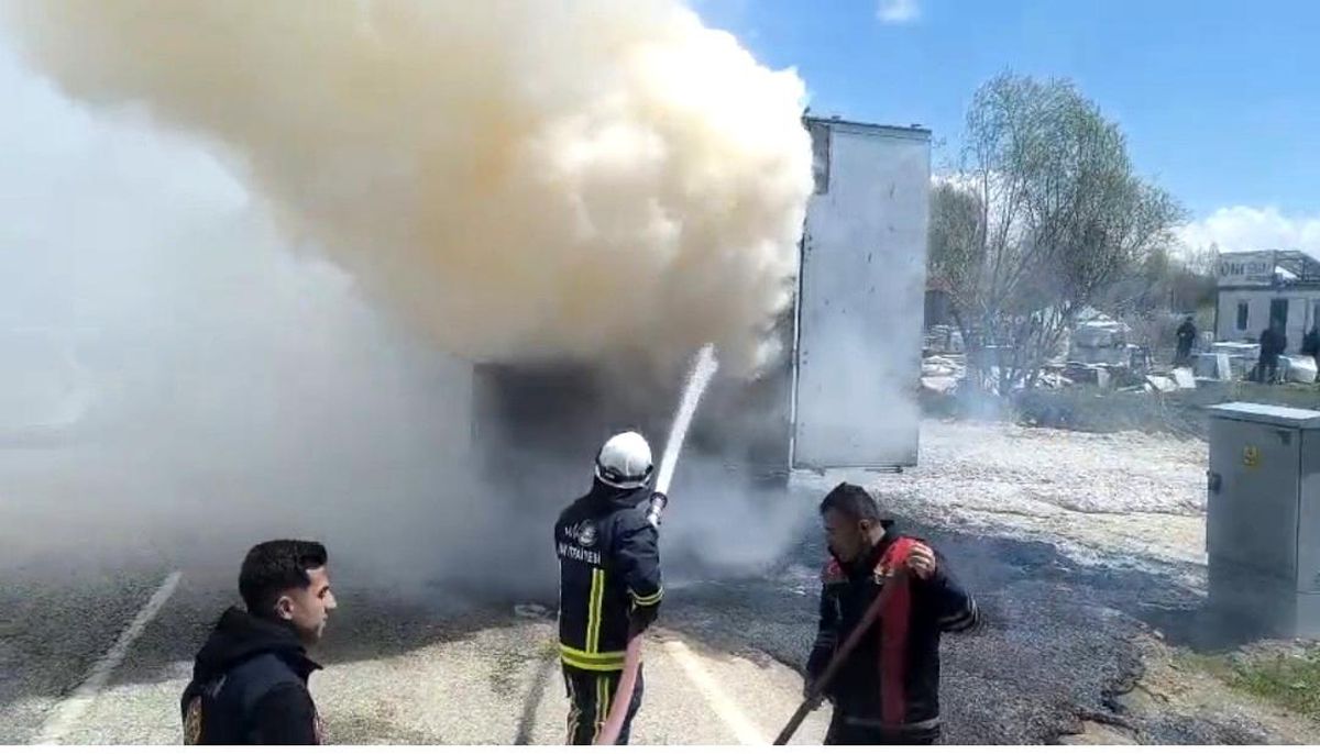 Van'da seyir halindeki tırın dorsesi yandı