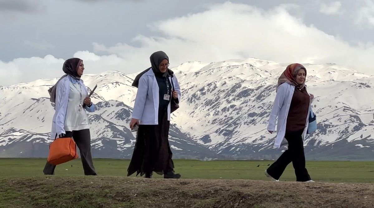 Yüksekova'nın fedakar ebeleri gebeler için yollarda