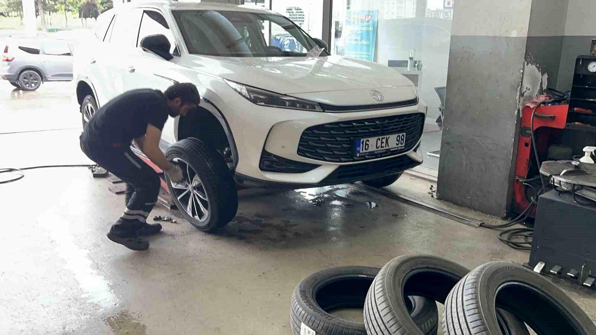 1 Mayıs'ta işçiler meydanda, lastikçiler tezgahta