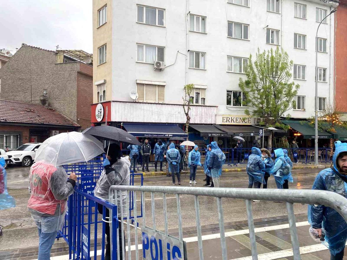 1 Mayıs yürüyüşleri geniş güvenlik önlemleriyle başladı