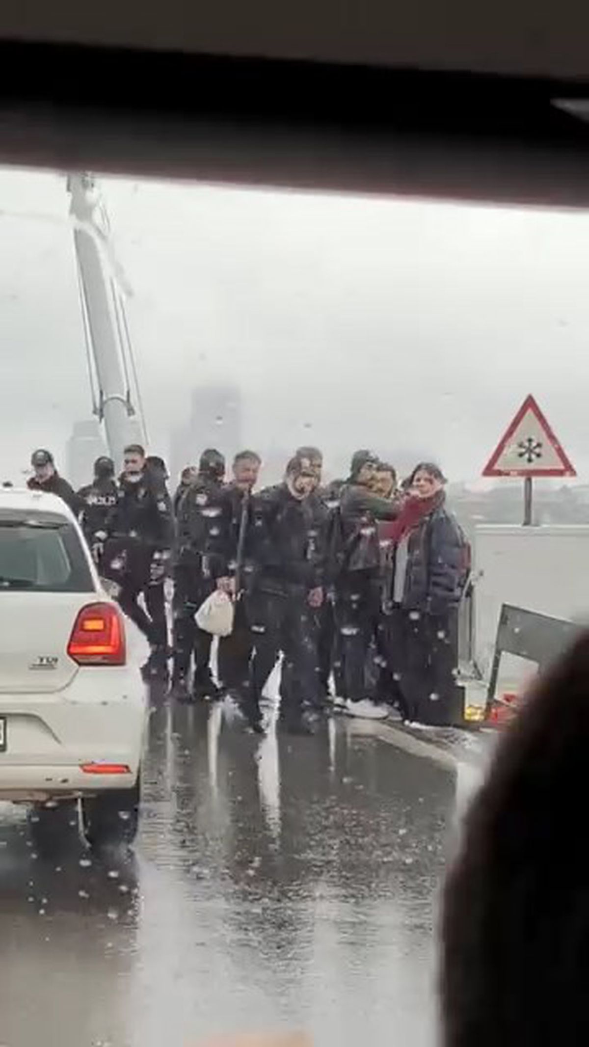 15 Temmuz Şehitler Köprüsü'nde trafiği kapatıp izinsiz gösteriye yapmak isteyenlere müdahale