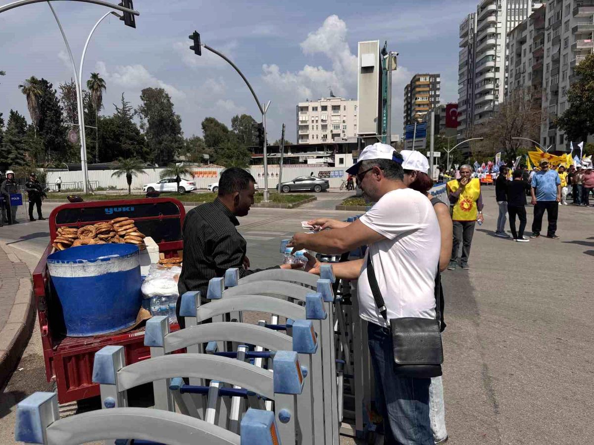 Adana'da simitçiler ve su satıcıları bariyerlerin arkasında çalışmaya devam etti
