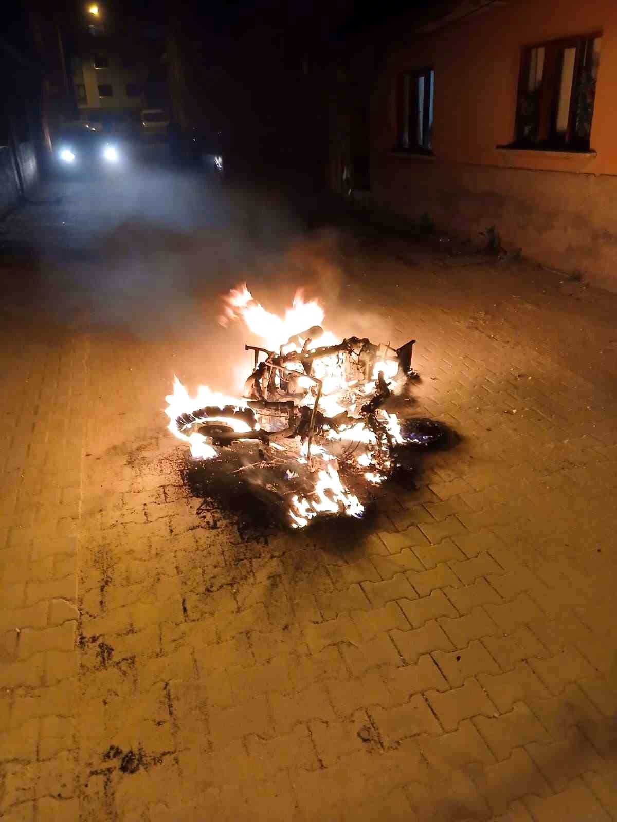 Ailesine kızdı, motosikleti sokak ortasına yaktı