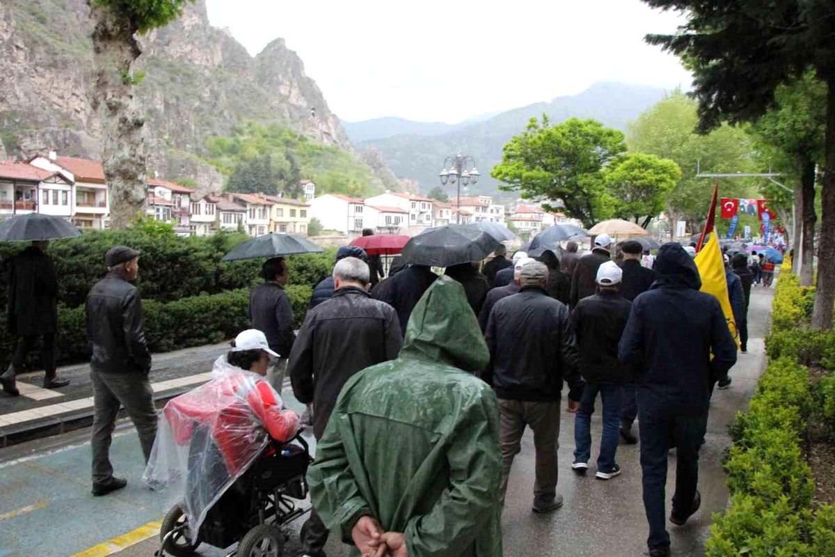 Amasya'da yağmur altında 1 Mayıs yürüyüşü
