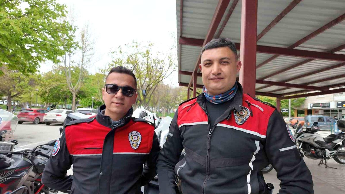 Araç sürerken boğazına erik kaçtı, hayatını Yunus polisleri kurtardı