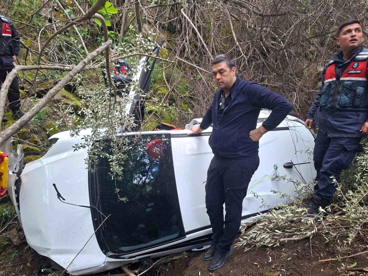 Ayvacık'ta 50 metrelik uçurumdan yuvarlanan otomobilin sürücüsü yaralandı