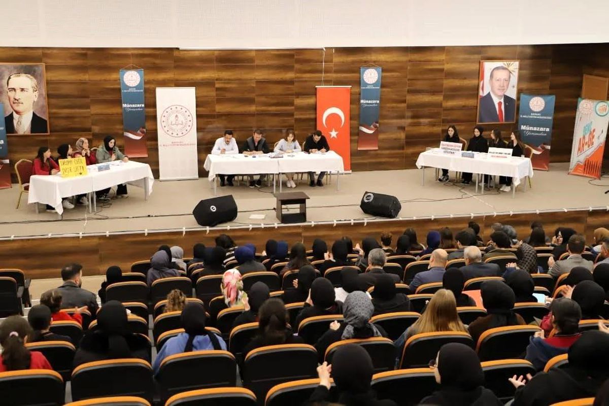 Bayburt'ta liseler arası münazara heyecanı