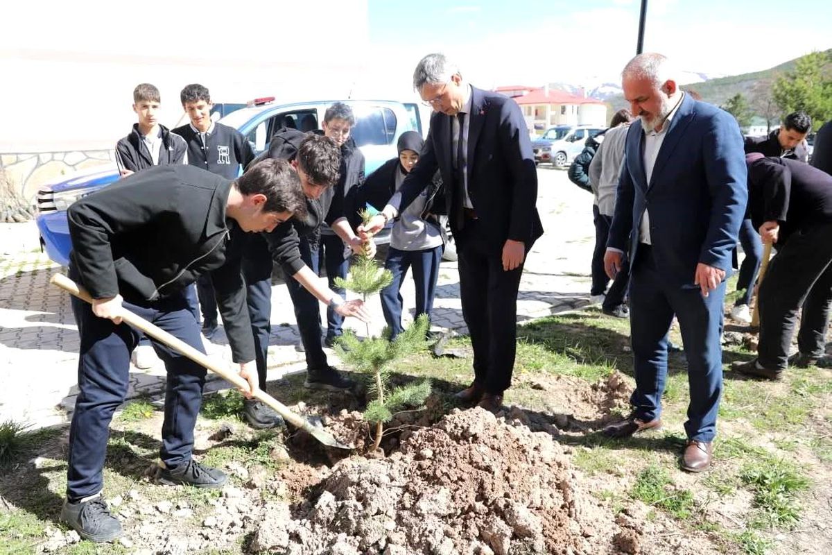 Bayburt'ta öğrenciler fidanları toprakla buluşturdu