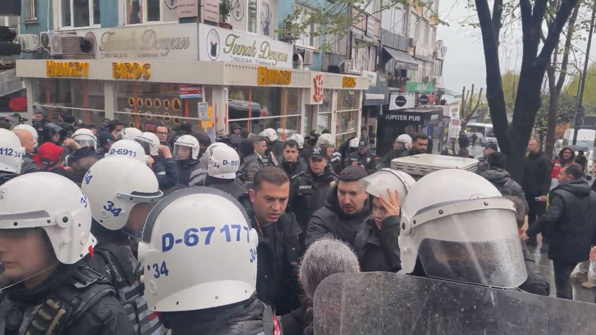 Beşiktaş'ta izinsiz gösteriye polis müdahale etti