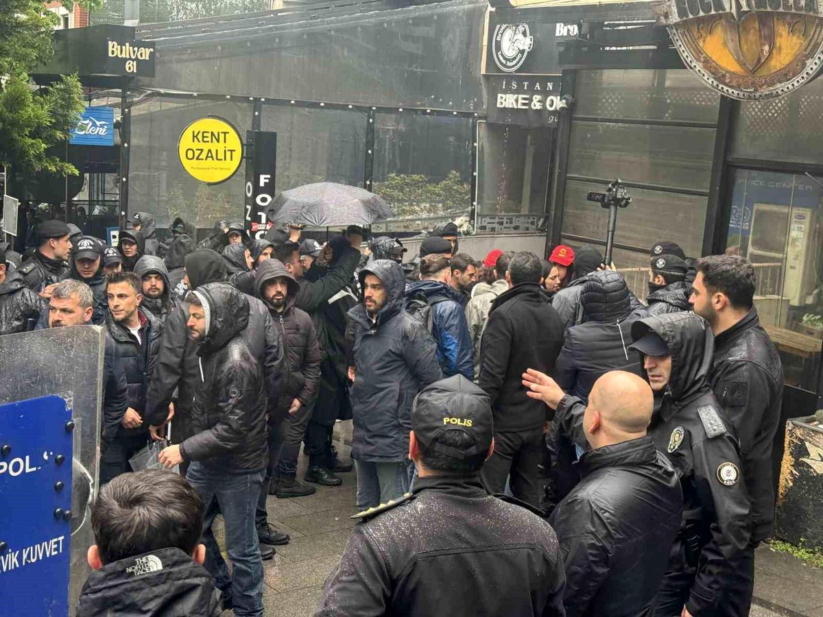 Beşiktaş'tan Taksim'e izinsiz yürümek isteyen grup gözaltına alındı