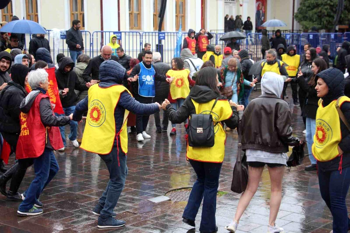Bolu'da 1 Mayıs yağmur altında halaylarla kutlandı