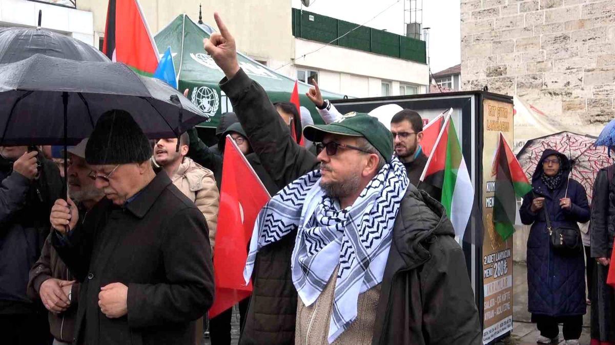 Bolu'da İsrail'in Küresel Sumud Filosu'na saldırısı protesto edildi