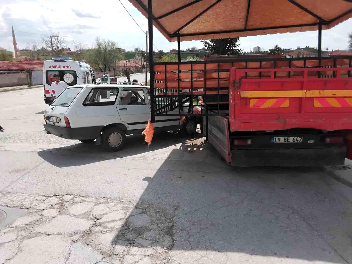 Çorum Alaca'da otomobil-kamyon çarpıştı: 1 yaralı