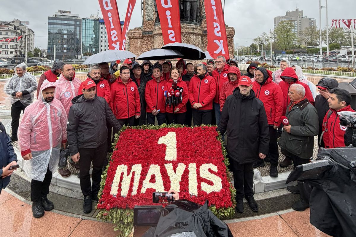 DİSK heyeti, Taksim Meydanı’na çelenk bıraktı