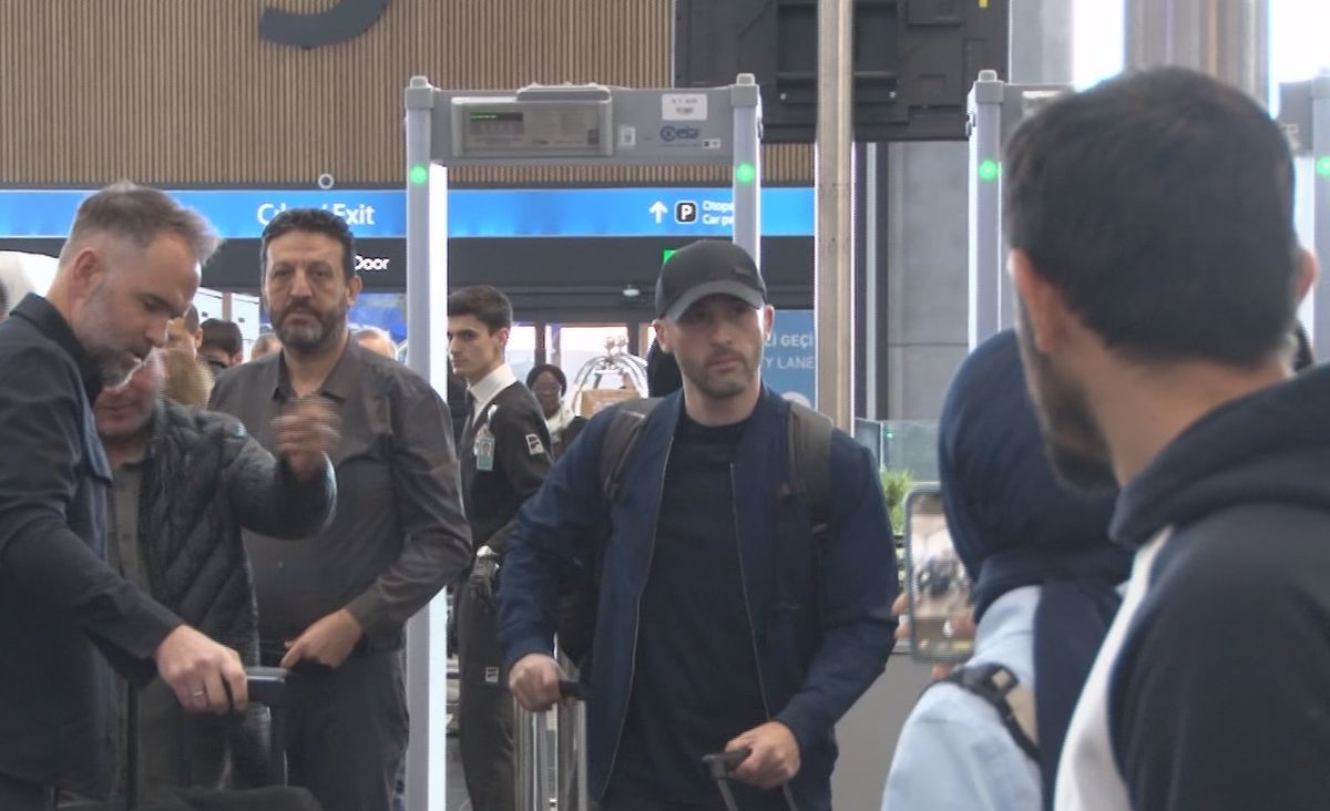 Domenico Tedesco, çiçek ve tezahüratlarla uğurlandı