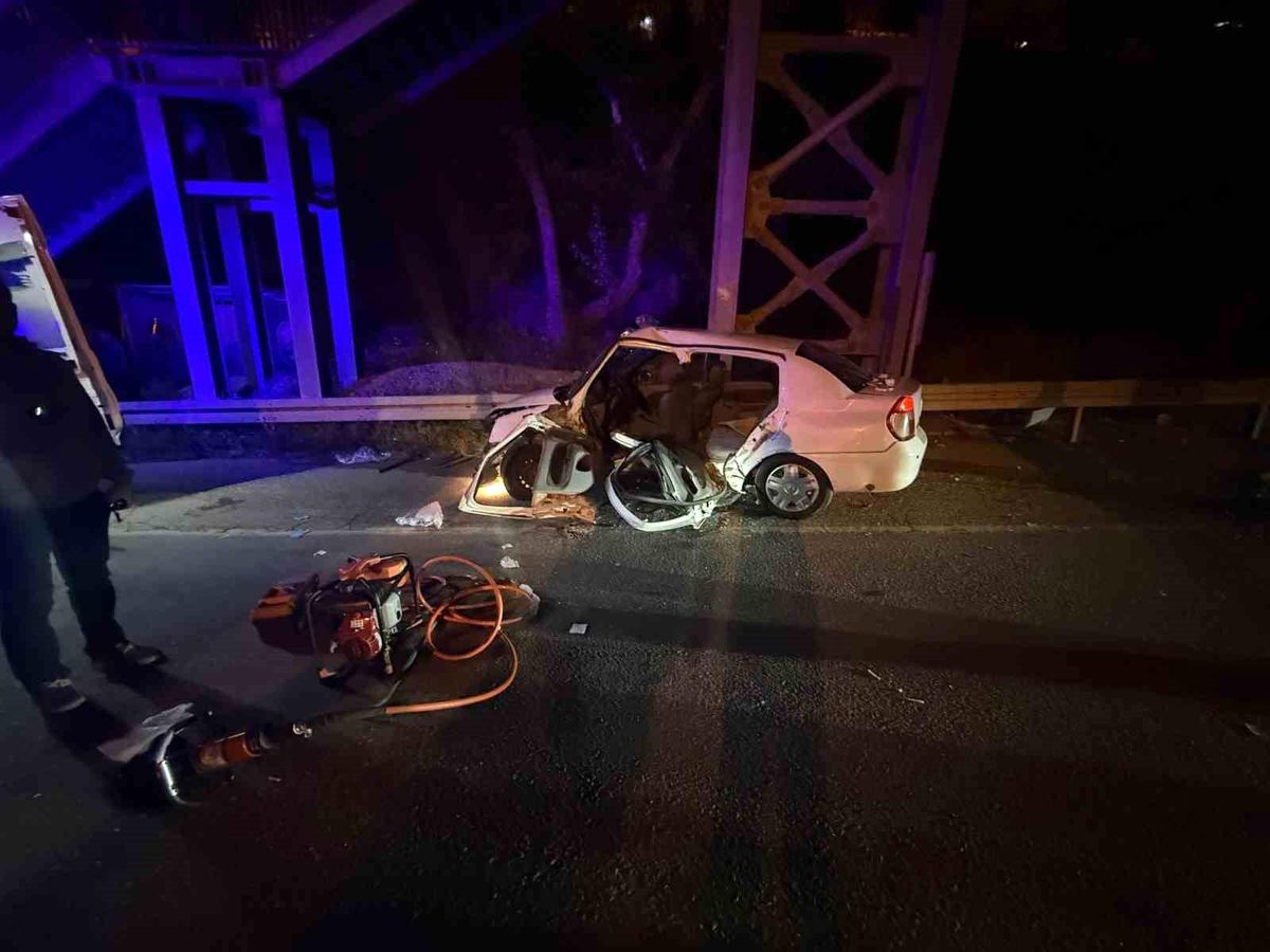 Dönüş yapmak isteyen otomobile hafif ticari aracın ok gibi saplandığı kaza kamerada