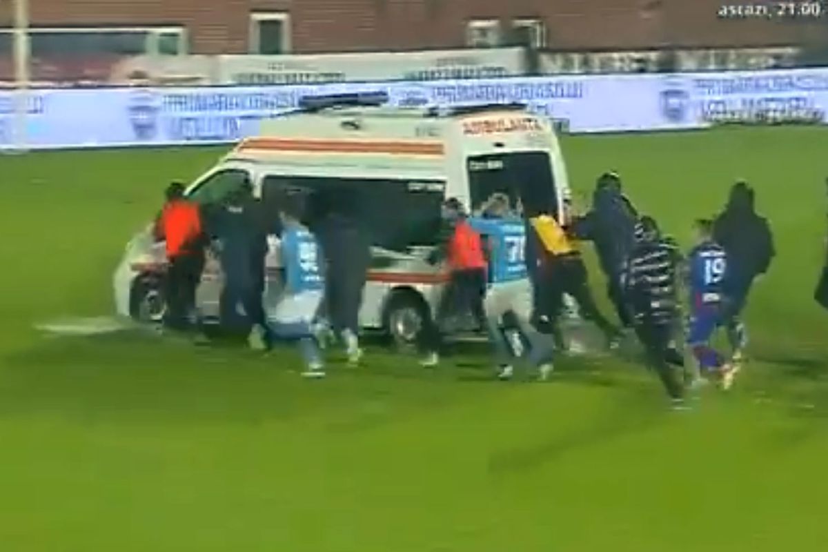 En sonunda bunu da gördük! Sahaya giren ambulansı futbolcular itti