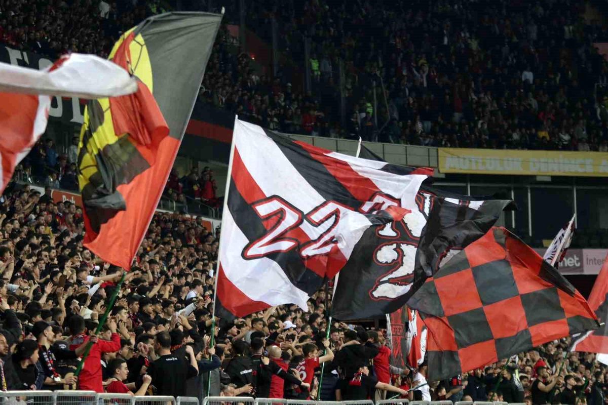 Eskişehirspor Ayvalıkgücü biletleri 1 saatte tükendi