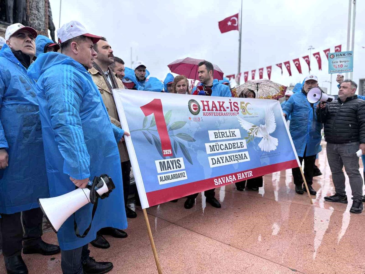 HAK-İŞ üyeleri Kazancı Yokuşu'na karanfil ve Taksim'e çelenk bıraktı