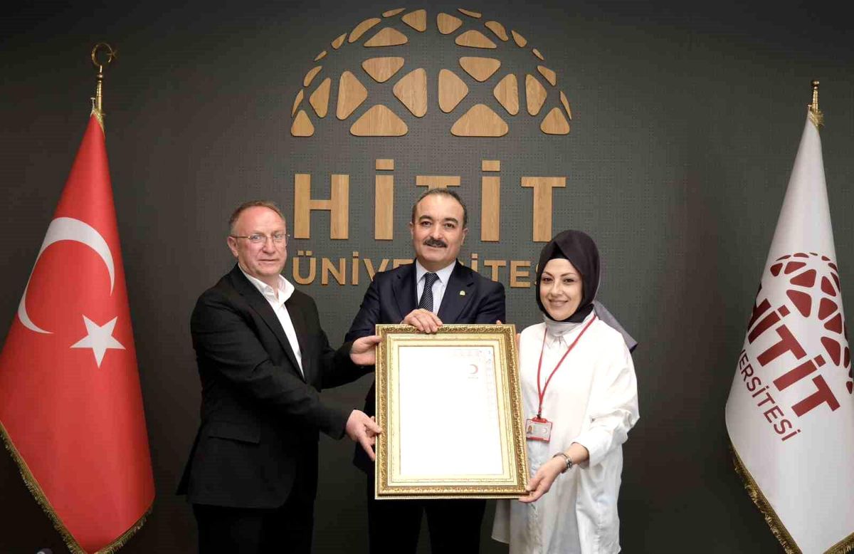 Hitit Üniversitesi'nin kan bağışı duyarlılığına Kızılay'dan gümüş madalya