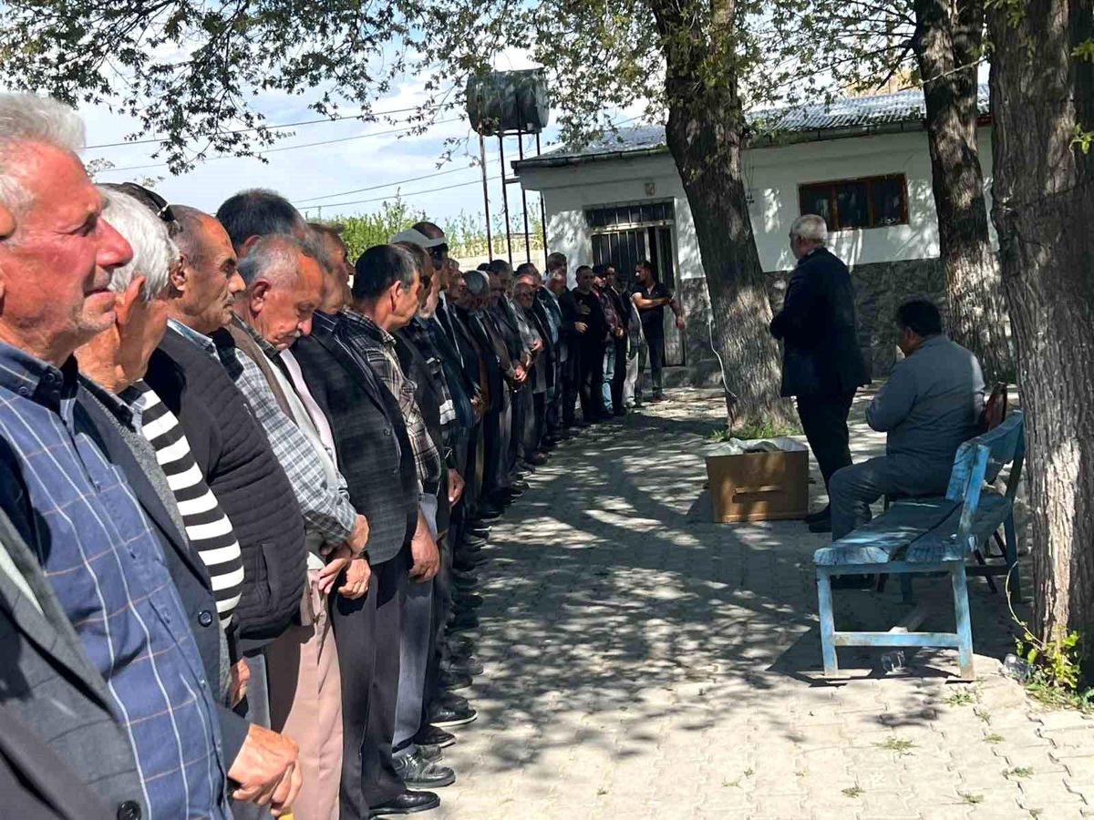 Iğdır'da arkadaşının elindeki silahın patlaması sonucu ölen çocuk toprağa verildi