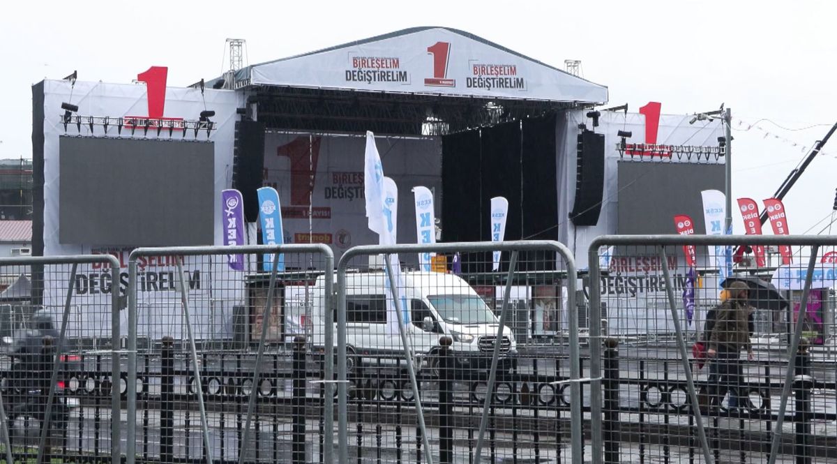 İstanbul'da 1 Mayıs önlemleri kapsamında Kadıköy Meydanı araç trafiğine kapatıldı