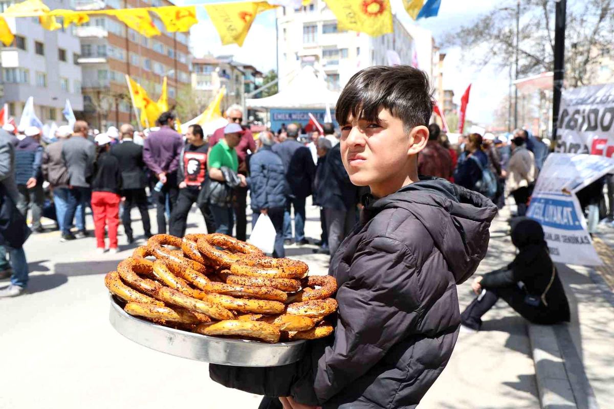 Kamu işçileri halayda, onlar ekmeğinin derdinde