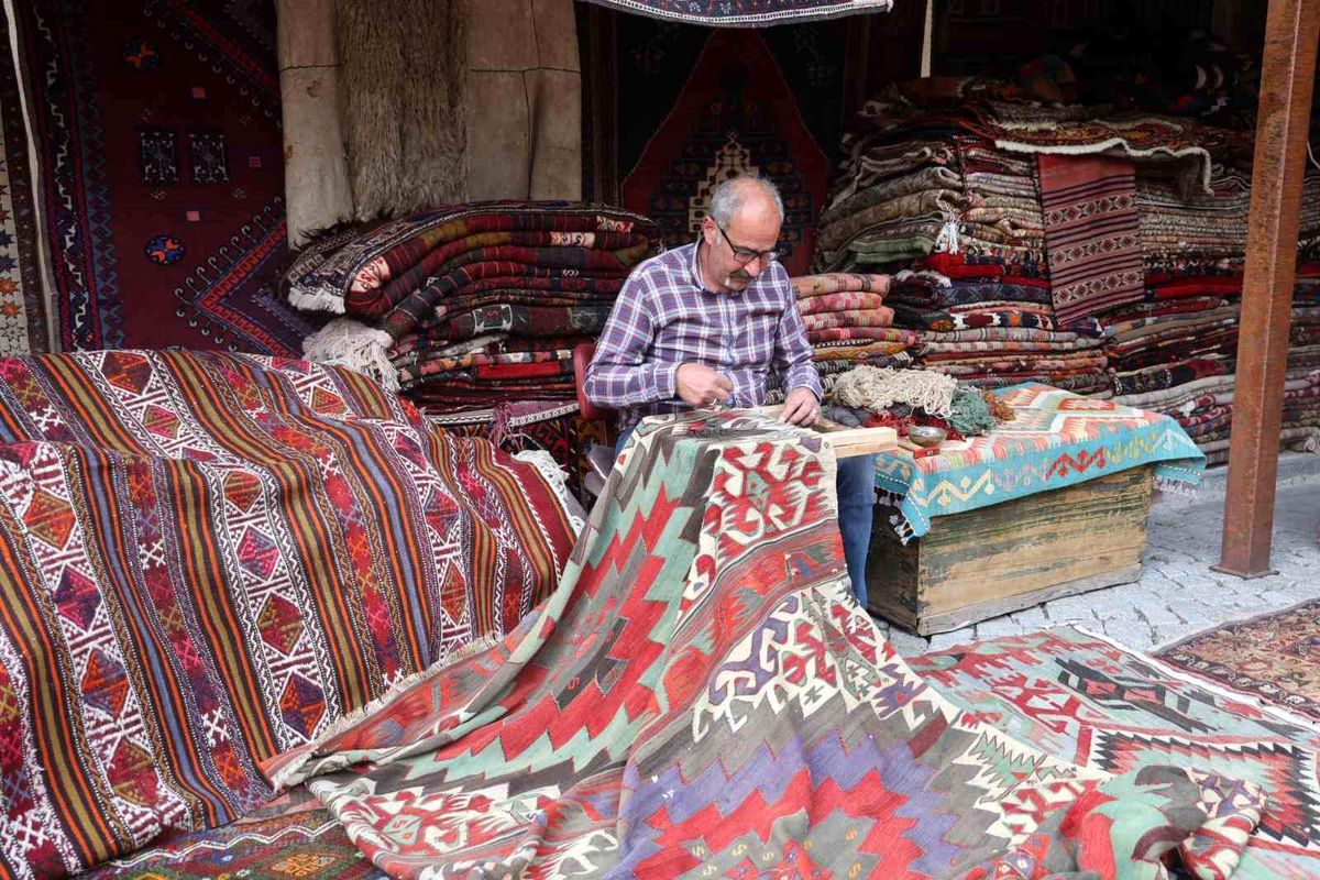 Kapadokya'da eski halılar ustaların elinde yeniden hayat buluyor