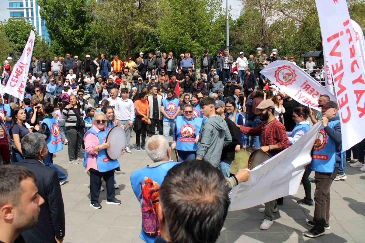 Kayseri'de 1 Mayıs halaylarla kutlandı