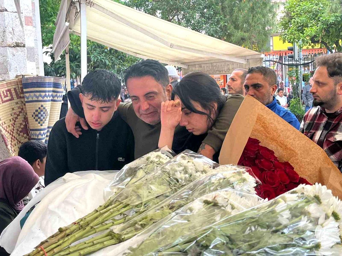 Kızını ameliyat masasında kaybeden babanın tabuttaki evladına son bakışı