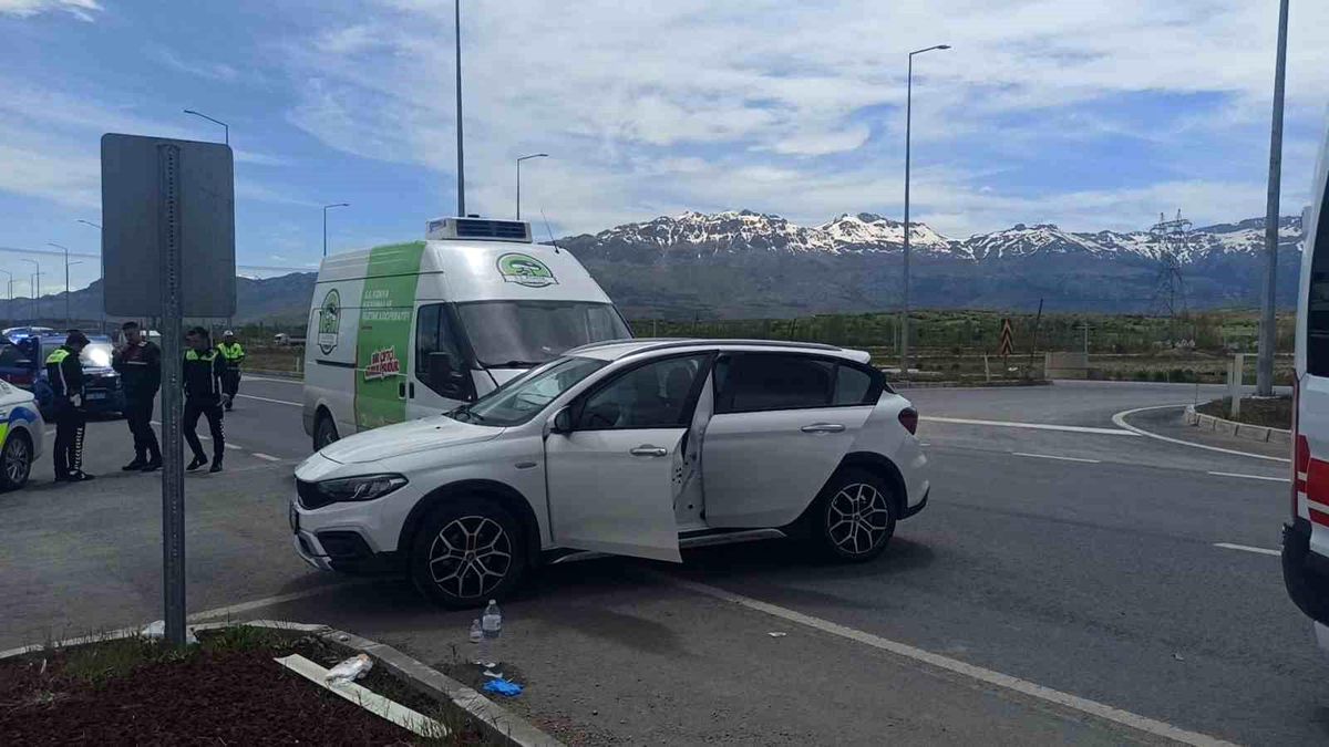 Konya'da otomobil ile kamyonet çarpıştı: 4 yaralı