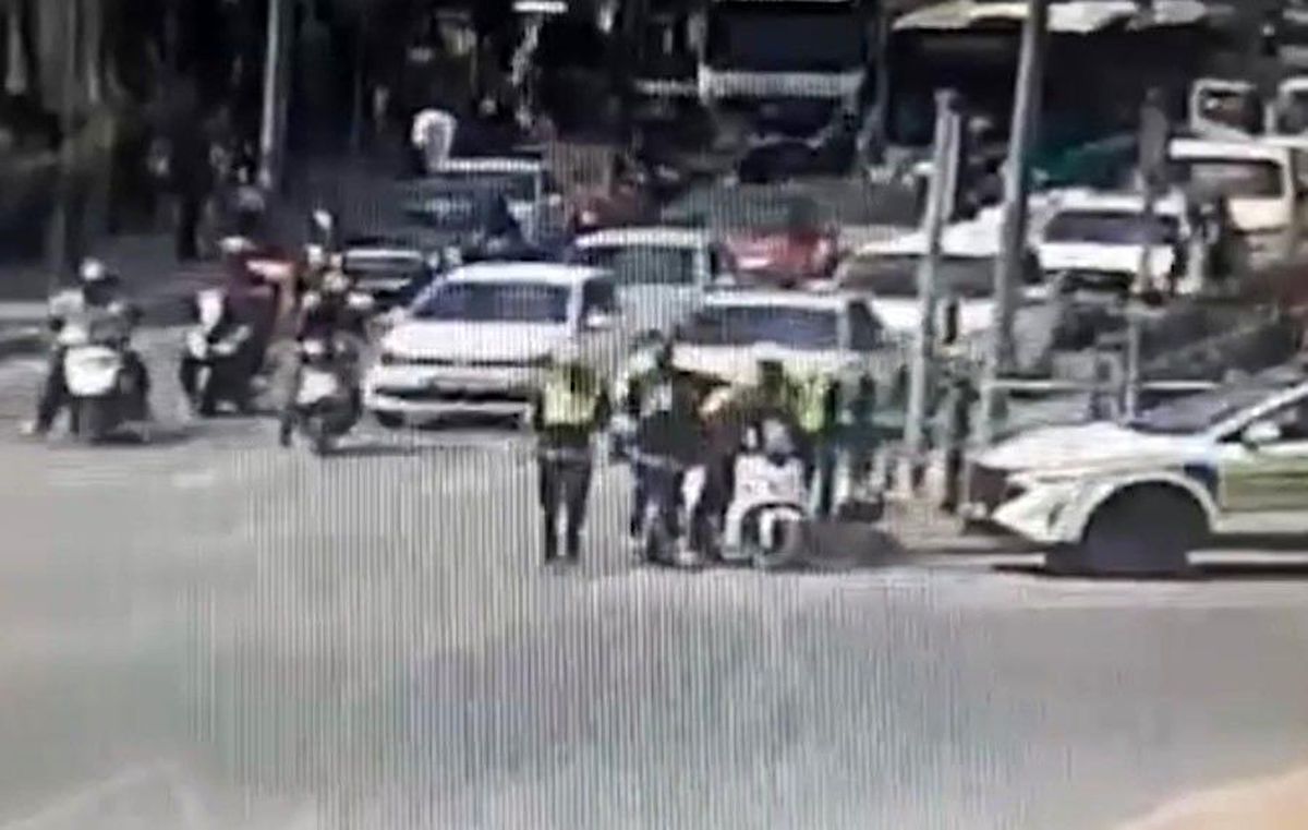 Kuryeyi polisin 'heimlich' manevrası kurtardı