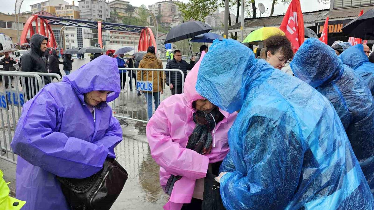 Madenci kıyafetli bebek Zonguldak'taki 1 Mayıs yürüyüşünün simgesi oldu