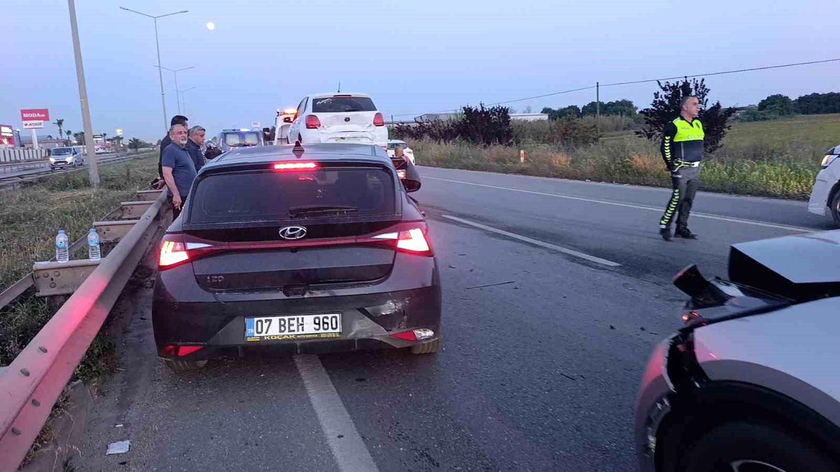 Manavgat'ta 3 araçlı zincirleme kaza: 2 yaralı
